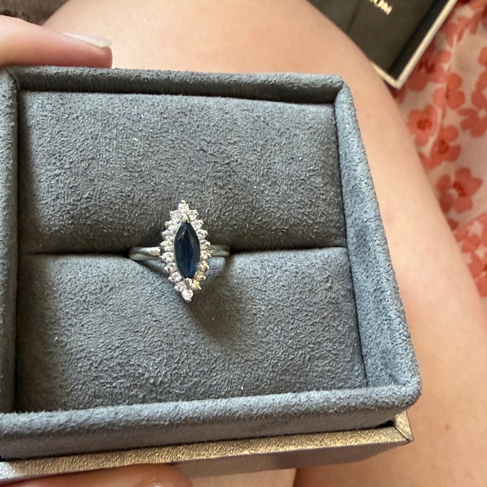 Elegant Diamond & Sapphire Women's Ring